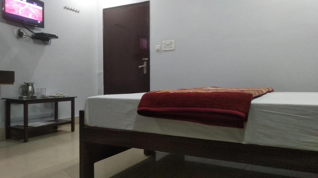 Hotel Giriraj Inn Váránaszi Kültér fotó