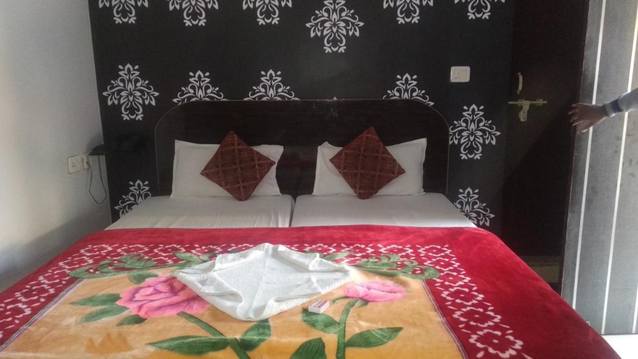 Hotel Giriraj Inn Váránaszi Kültér fotó