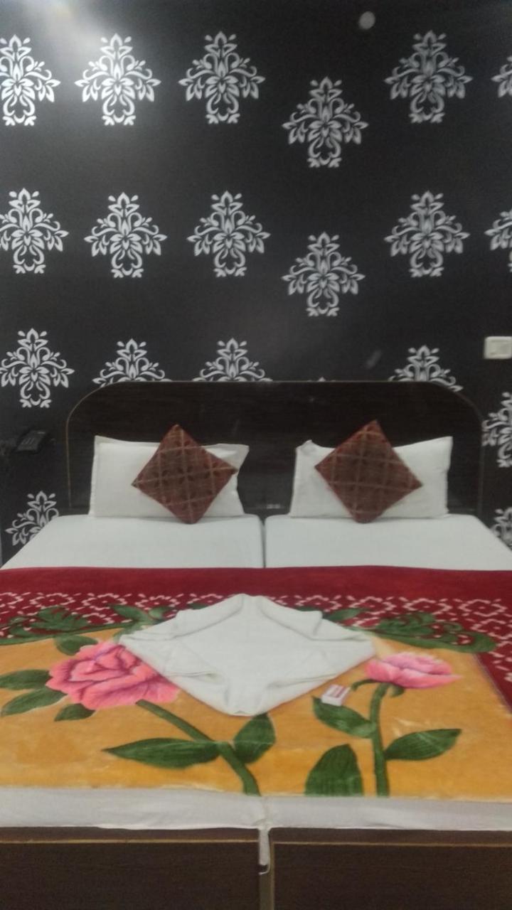Hotel Giriraj Inn Váránaszi Kültér fotó