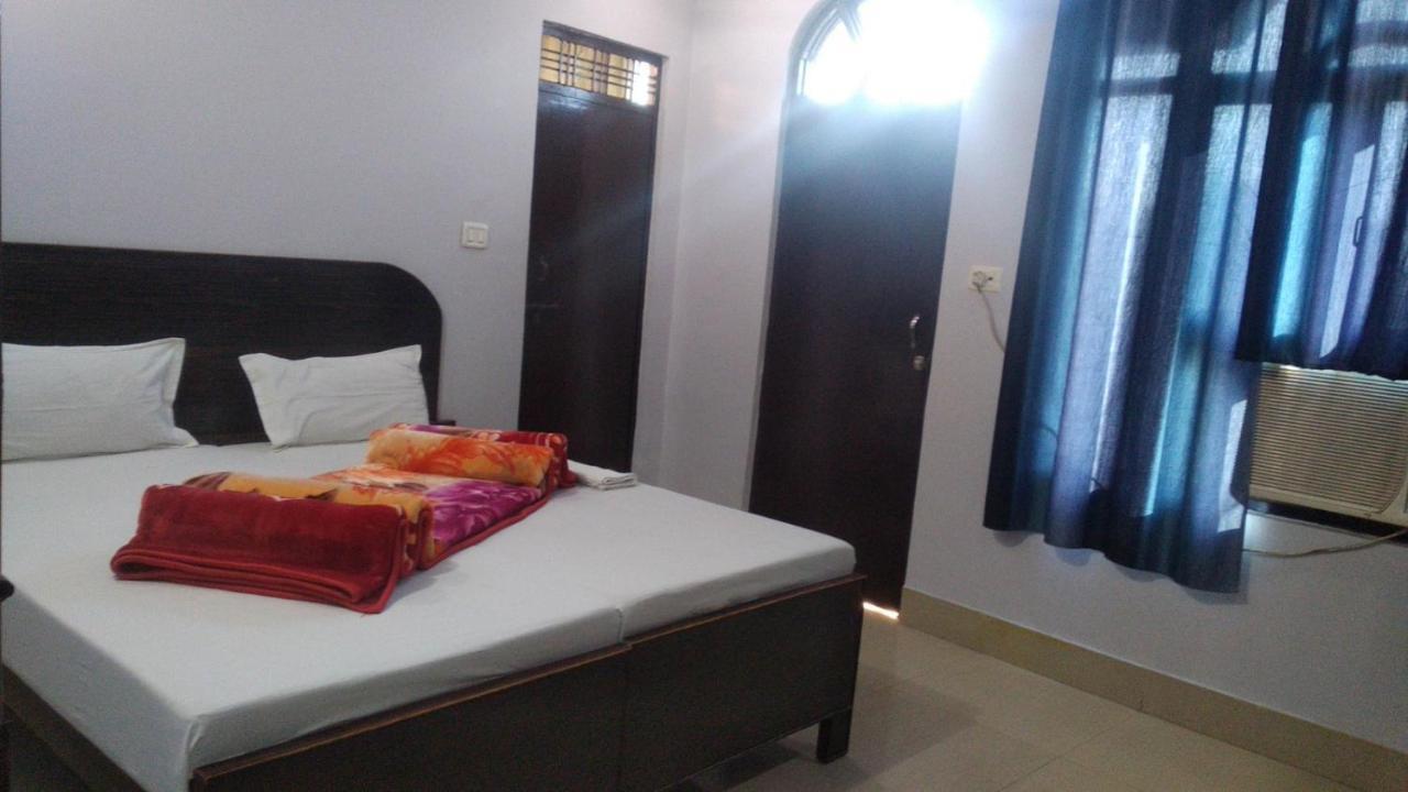 Hotel Giriraj Inn Váránaszi Kültér fotó