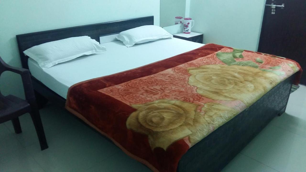 Hotel Giriraj Inn Váránaszi Kültér fotó
