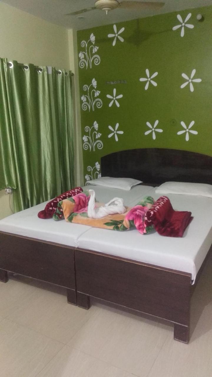 Hotel Giriraj Inn Váránaszi Kültér fotó