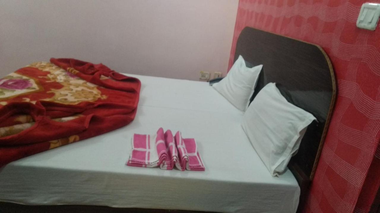 Hotel Giriraj Inn Váránaszi Kültér fotó