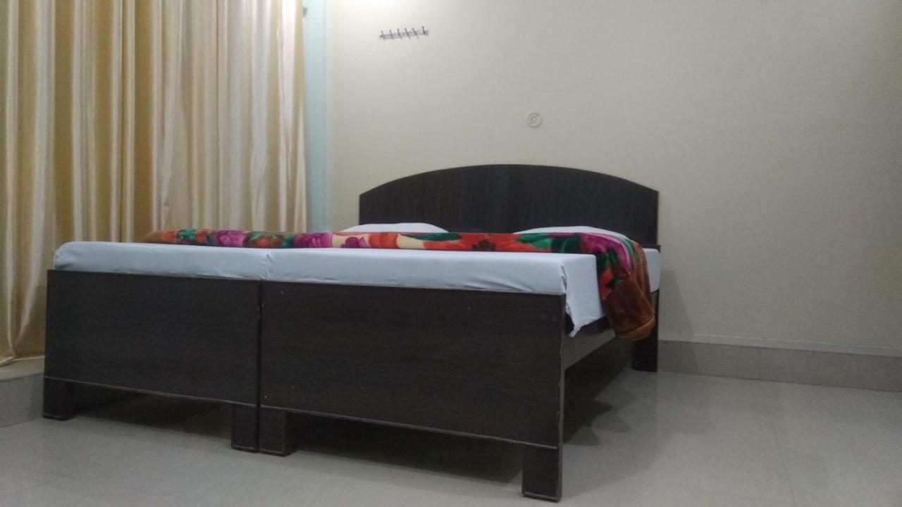 Hotel Giriraj Inn Váránaszi Kültér fotó