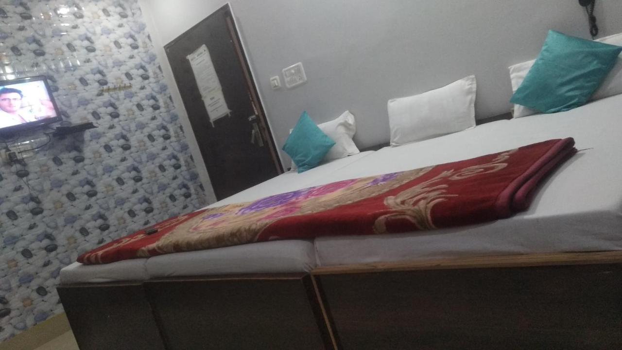 Hotel Giriraj Inn Váránaszi Kültér fotó